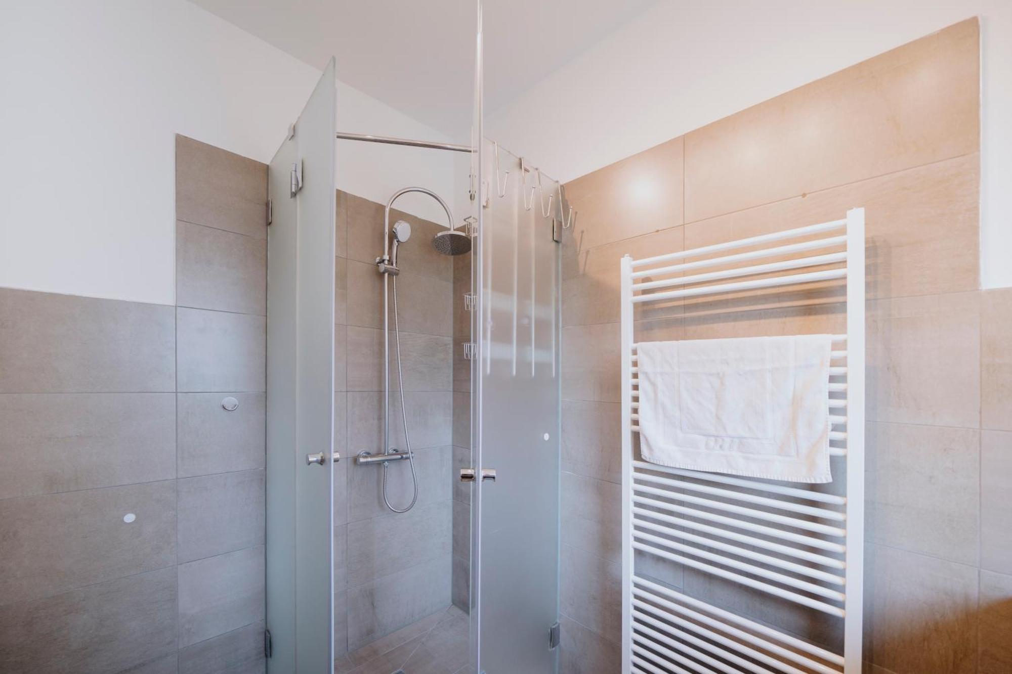 Lovely With Balcony - Cozy , Near Kadewe & Kurfuerstendamm Appartement Berlijn
