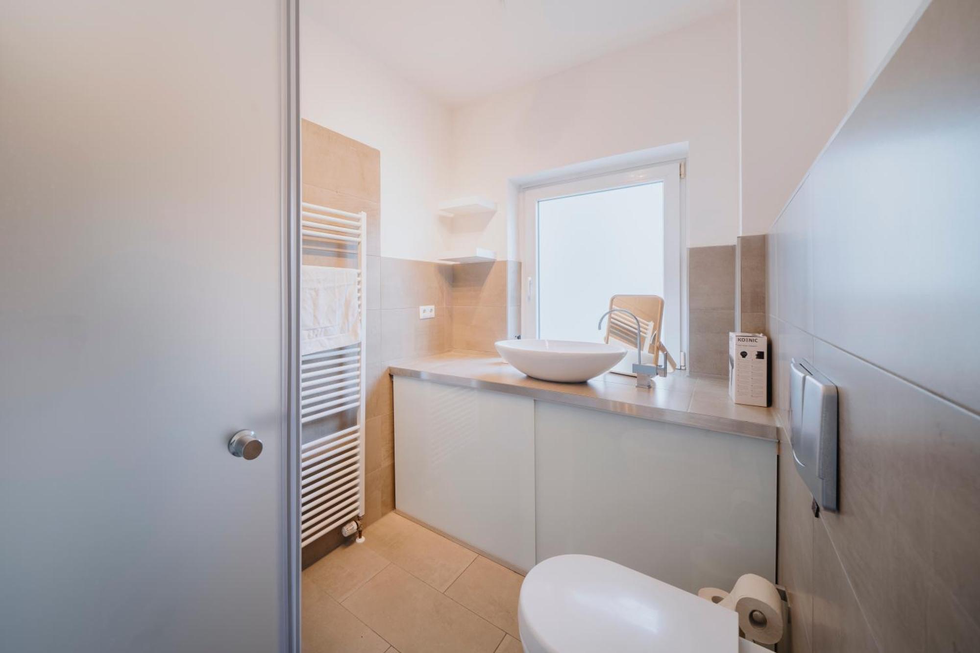 Lovely With Balcony - Cozy , Near Kadewe & Kurfuerstendamm * Berlijn